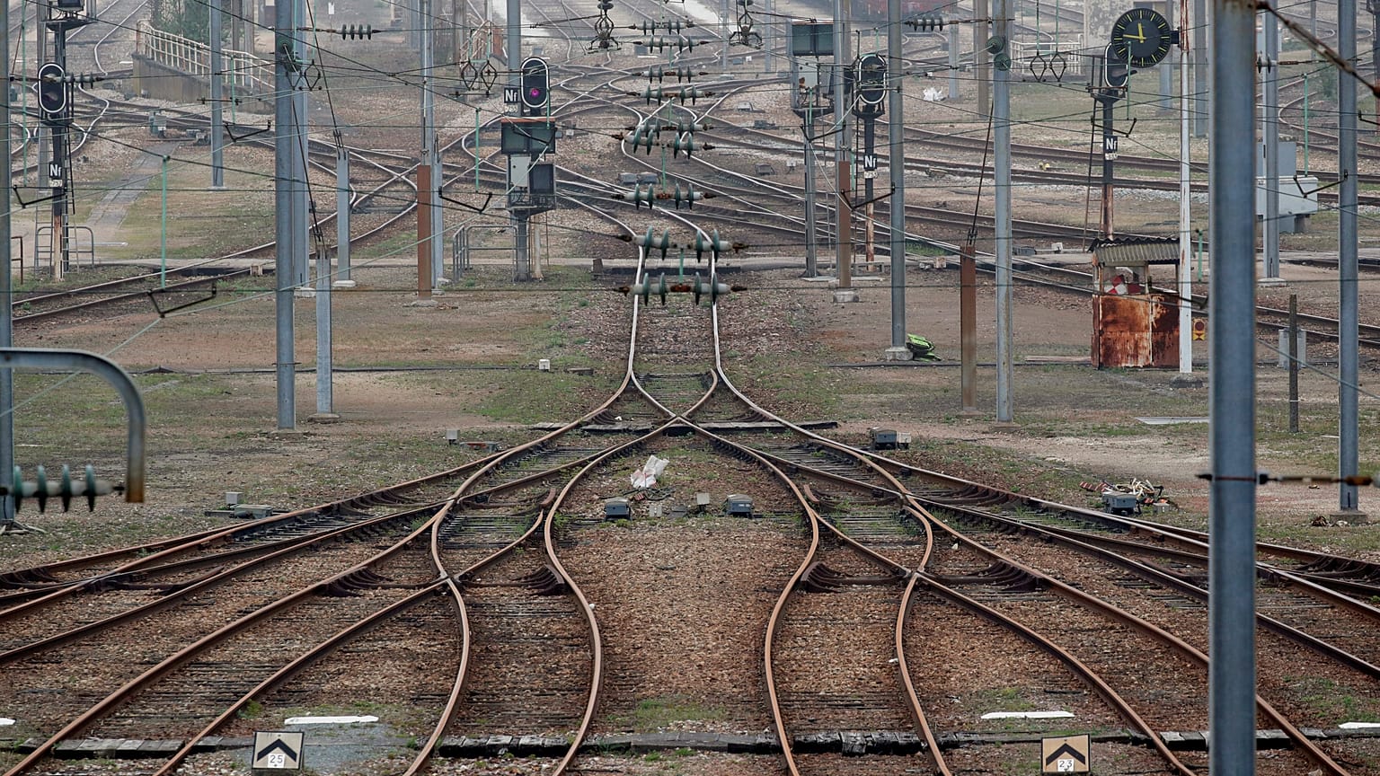 France : grève sur les rails et dans les airs