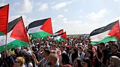 متظاهرون فلسطينيون يحيون ذكرى النكبة بالقرب من قرية عتليت