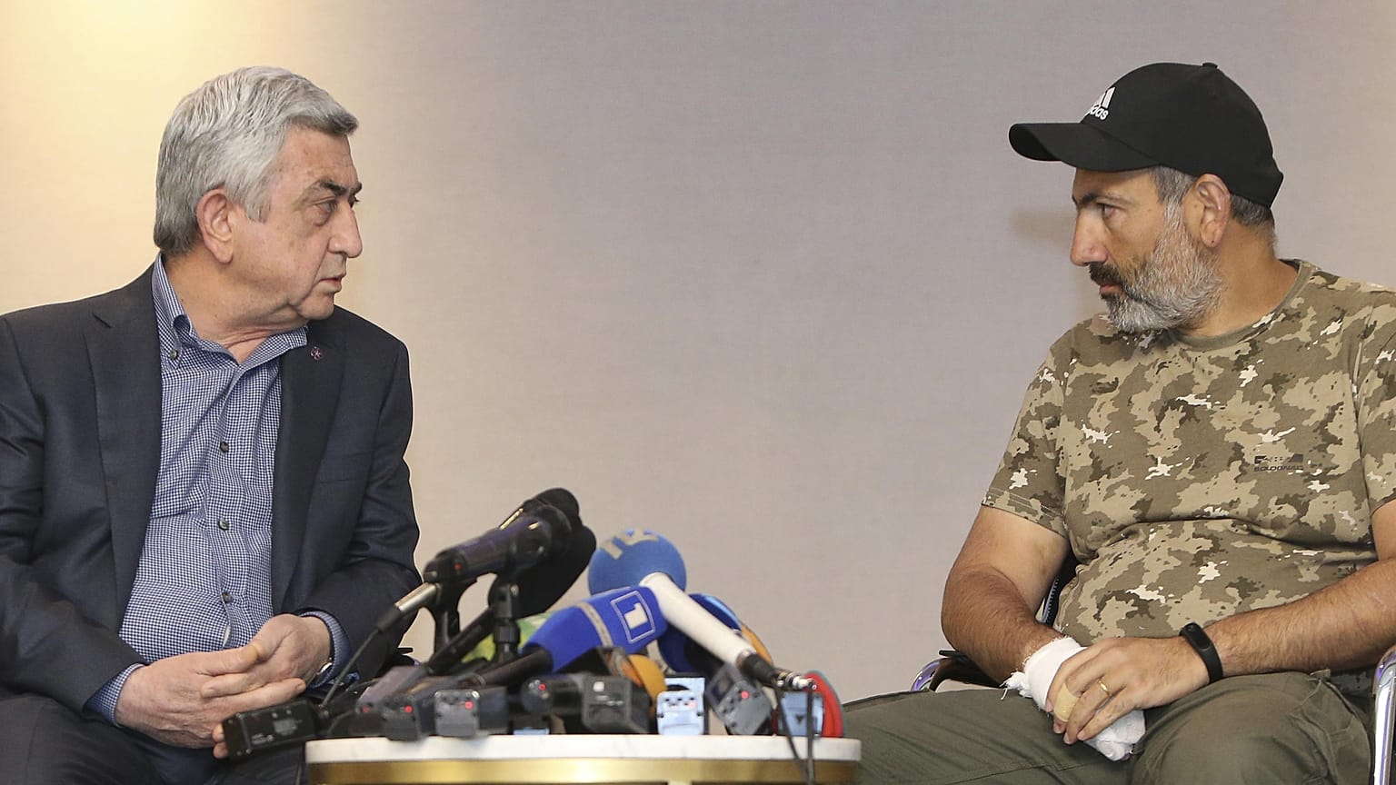 El primer ministro Sargsyan (izq) se encuentra con el opositor Pashinyan