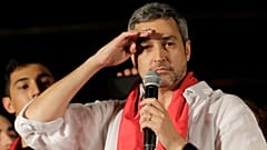 Mario Abdo Benitez beszédet mond Asuncionban