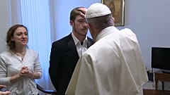 Alfies Eltern beim Papst
