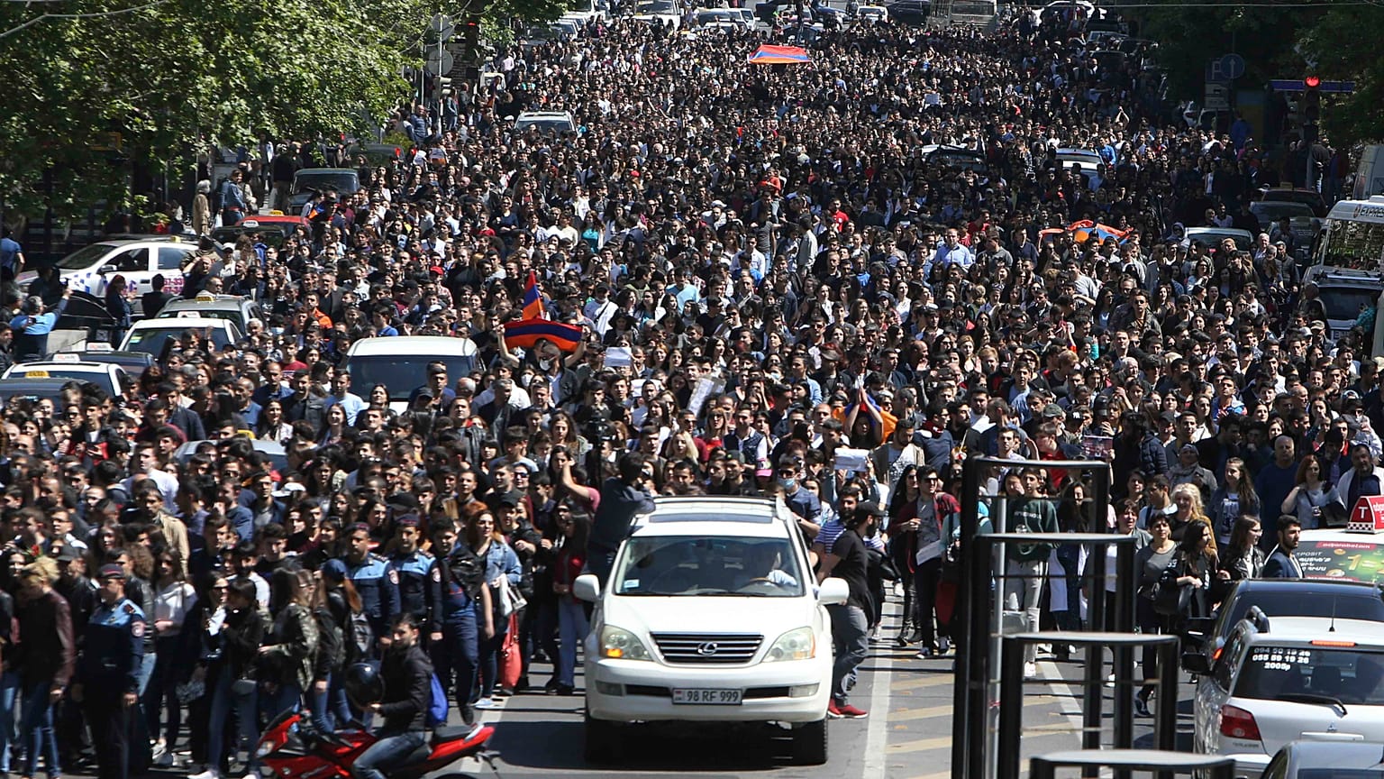 Ermenistan Başbakanı Serj Sarkisyan baskılara dayanamadı