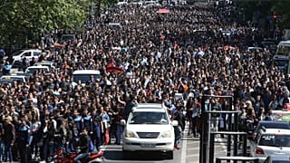 La rue en liesse après la démission du 1er ministre arménien 