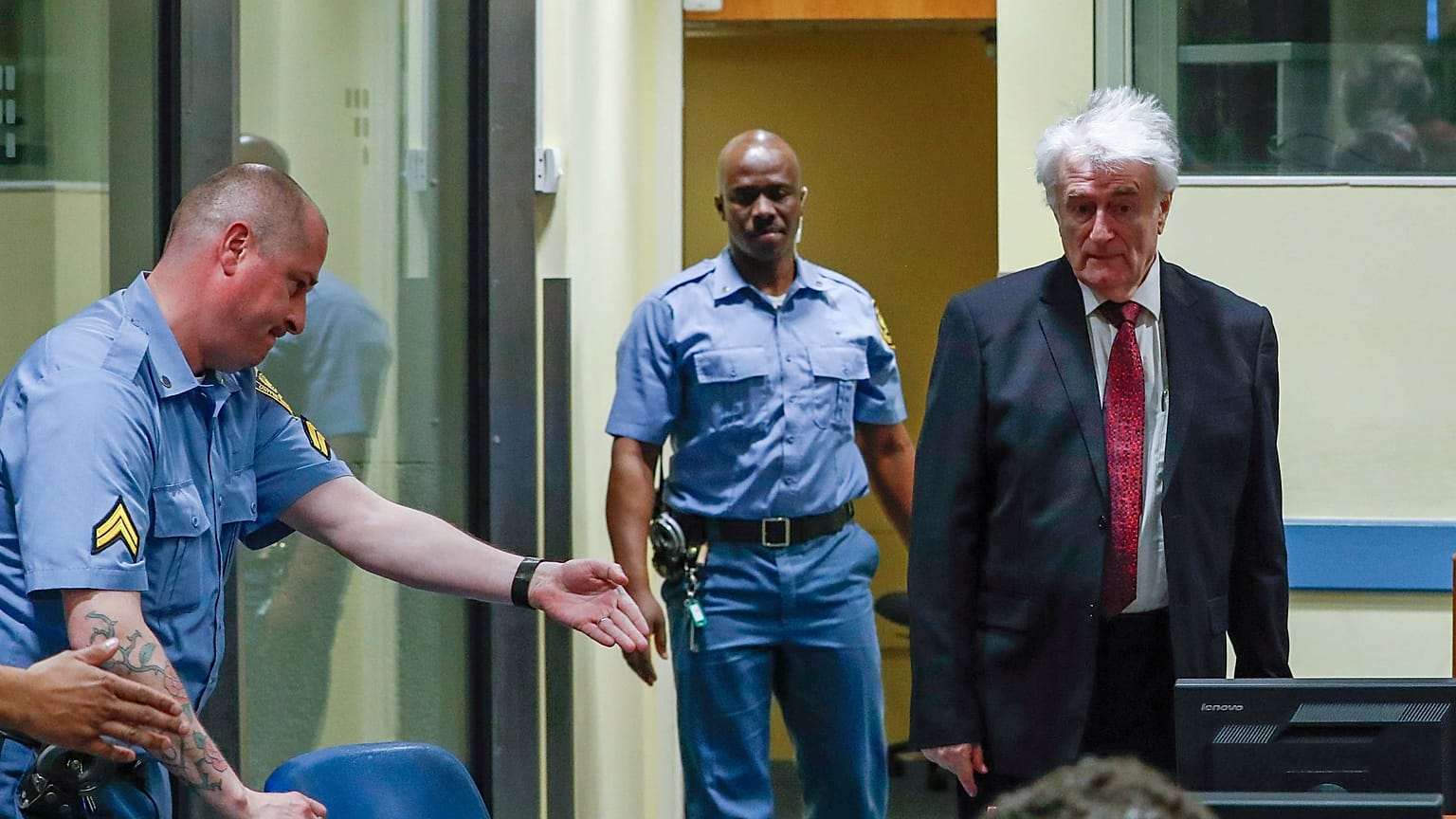 Felmentését kérte Karadzic 
