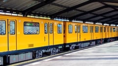 Schock in Berlin: Oralsex in der S-Bahn - 18-Jährige greift ein und wird attackiert
