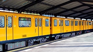 Schock in Berlin: Oralsex in der S-Bahn - 18-Jährige greift ein und wird attackiert