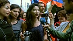 Armenier feiern vor Euronews in Lyon