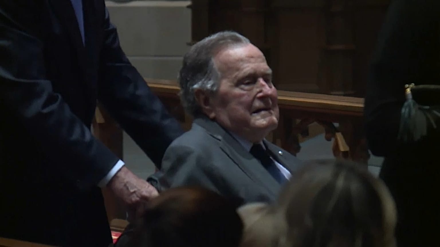 Bush sigue hospitalizado