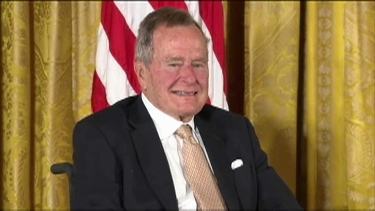 George Bush Senior ricoverato in condizioni critiche dopo i funerali della moglie