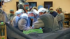 A 14 órás műtéten 11 sebész dolgozott