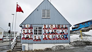 Ein Haus in Grönland mit Wahlplakaten