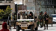 شاهد: جندي إسرائيلي يضحك ويفرح بعد أن أطلق الرصاص على فتى فلسطيني