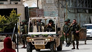 شاهد: جندي إسرائيلي يضحك ويفرح بعد أن أطلق الرصاص على فتى فلسطيني