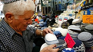 مسلمو ألمانيا يلبسون القلنسوة تضامنا مع اليهود ضد معاداة السامية