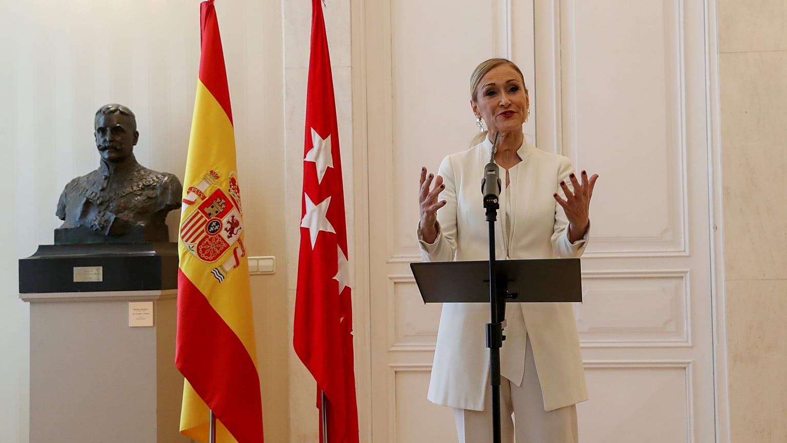 Spain: more woe for Rajoy as Madrid head quits over shoplifting video