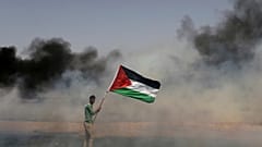 صورة أرشيفية لمحتج فلسطيني بغزة
