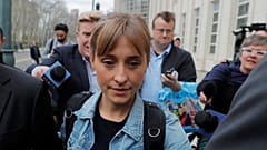 Allison Mack fica em prisão domiciliária