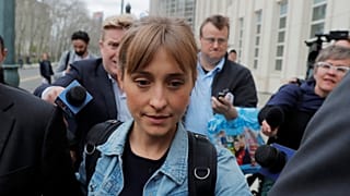 Allison Mack fica em prisão domiciliária