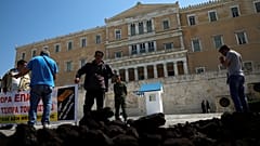 Διαμαρτυρία με λιγνίτη μπροστά από τη Βουλή