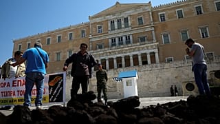 Διαμαρτυρία με λιγνίτη μπροστά από τη Βουλή