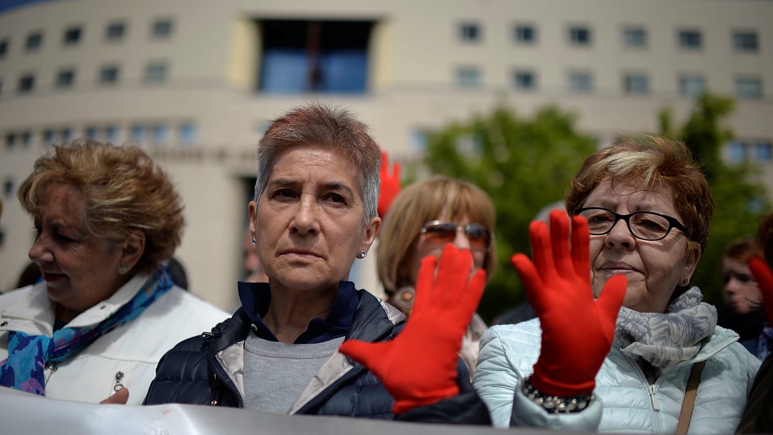 Stupro di gruppo: branco condannato a 9 anni, polemiche in Spagna
