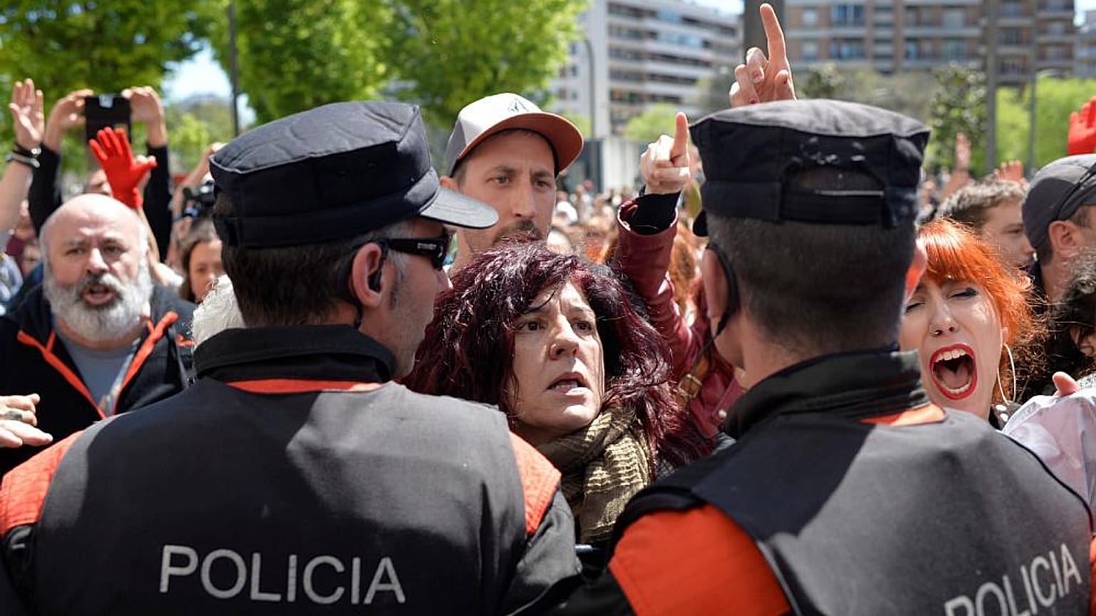 'La Manada' condenada a 9 años de prisión por abuso sexual, pero no por violación