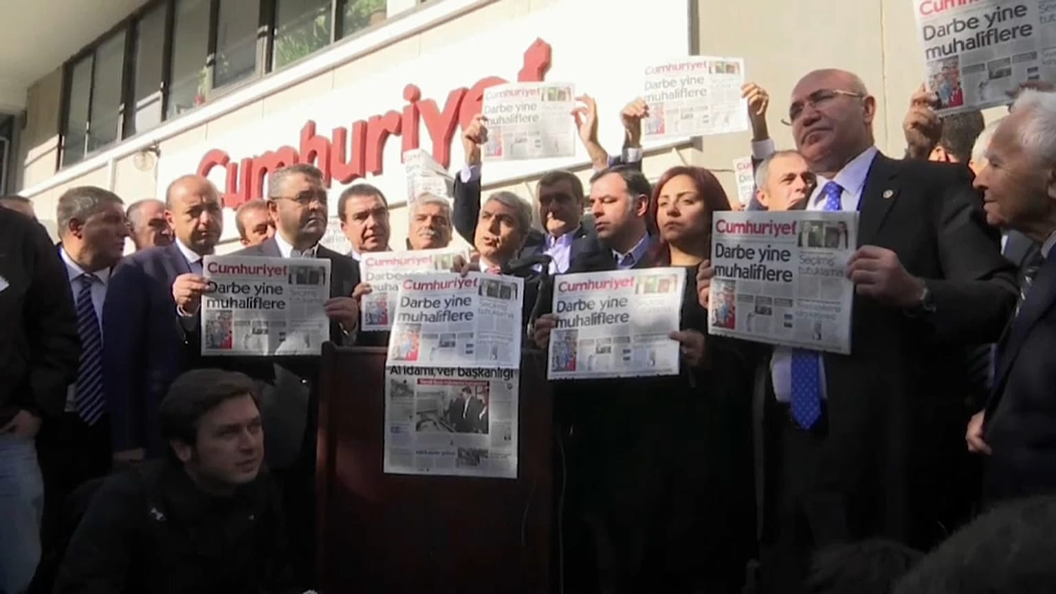 Cárcel para 15 periodistas turcos