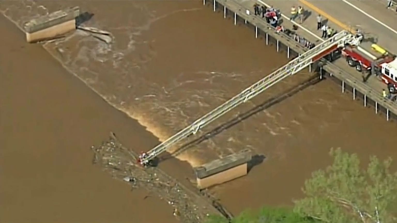 عملیات نجات در میان امواج رودخانۀ کاتاوا