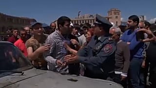 Jereván: "A kormány után a kormánypárt is menjen!"