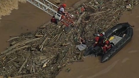 US firefighters rescue kayaker stuck in river