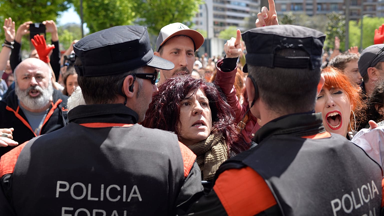 Οργή στην Ισπανία για την «αγέλη βιαστών» που έπεσε στα... μαλακά