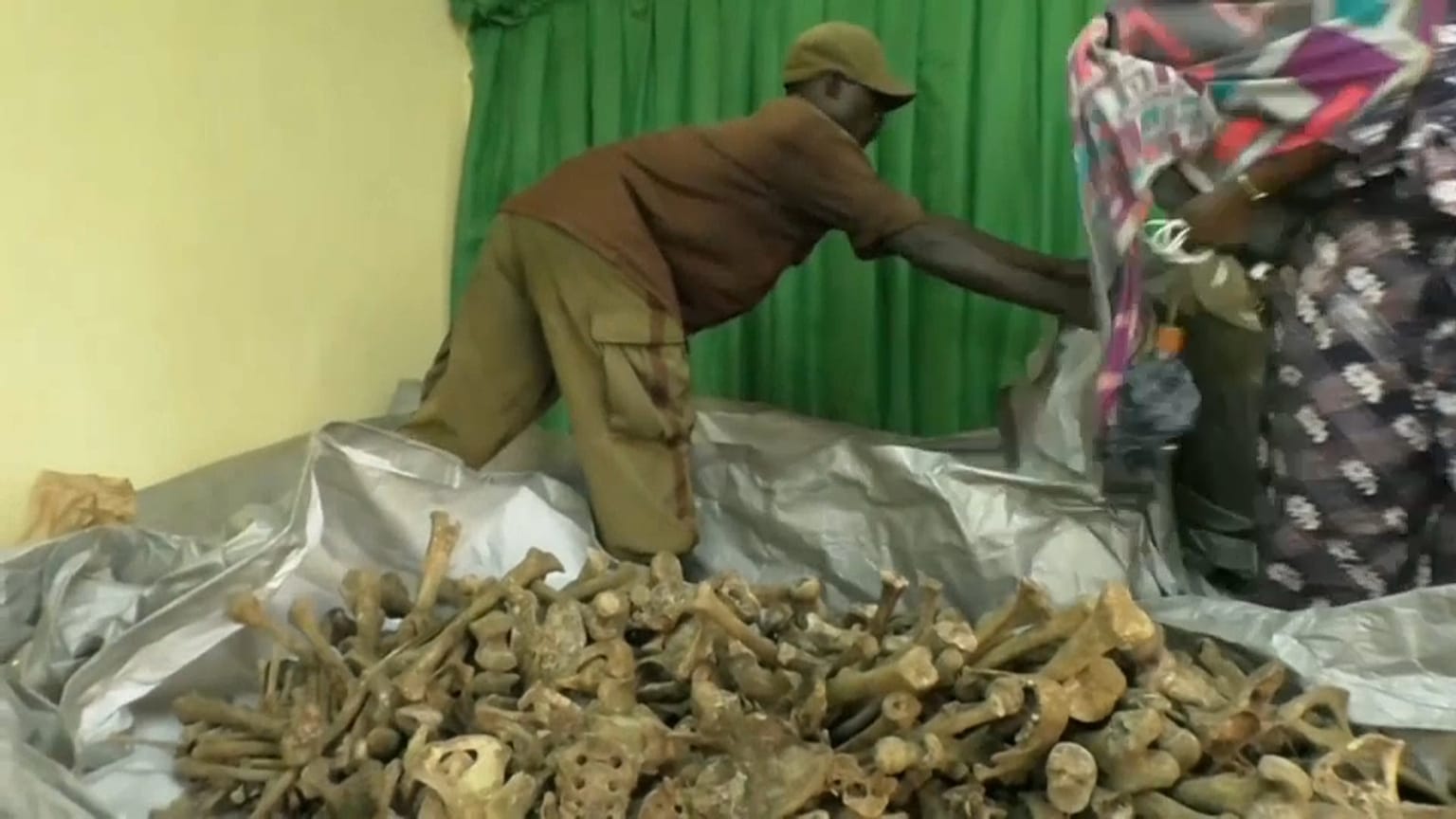 Halladas varias fosas comunes en Ruanda