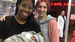 Tia Freeman: Youtube'dan bakarak bebeğimi doğurdum