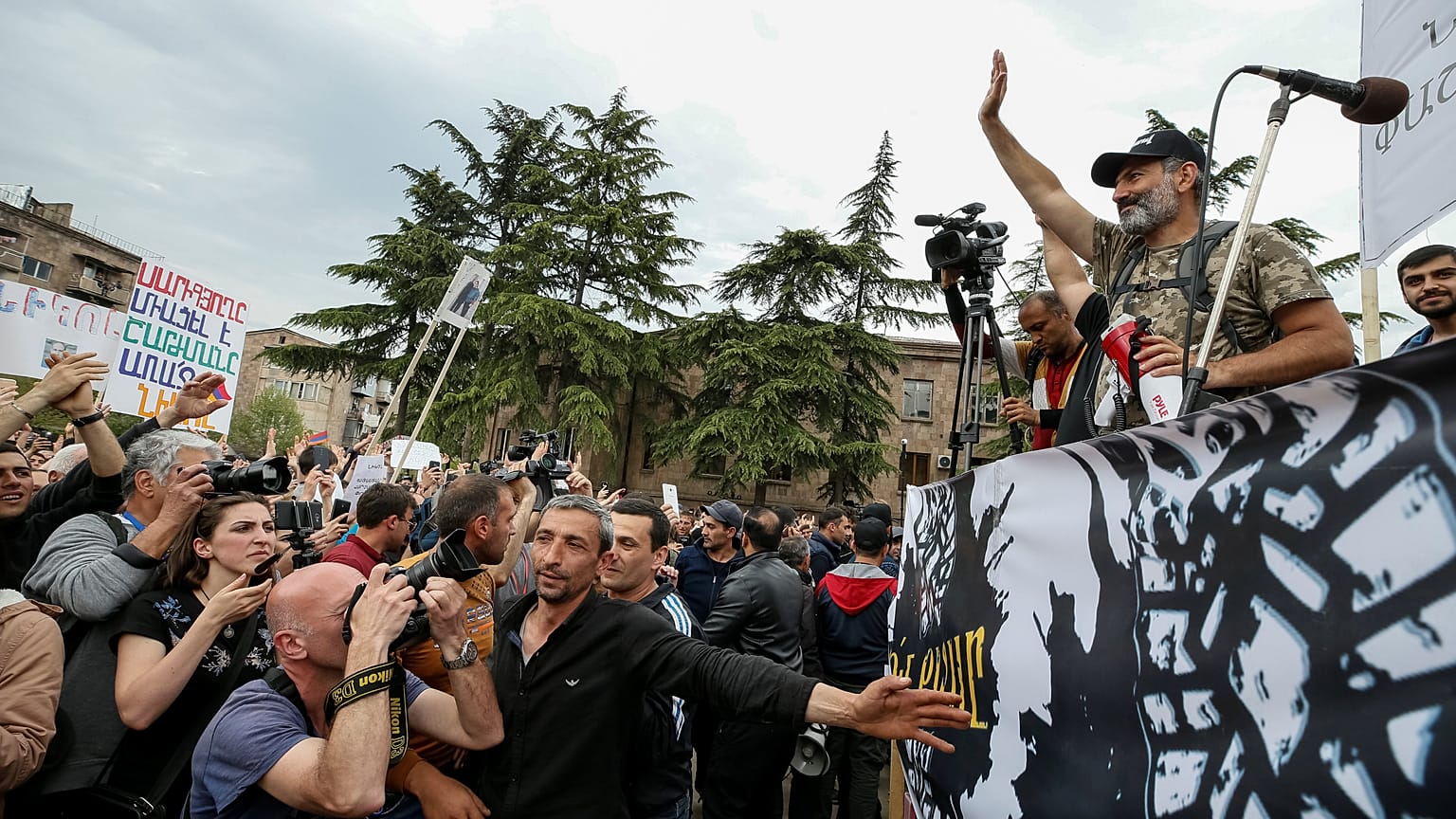 Παραμένουν στους δρόμους οι διαδηλωτές