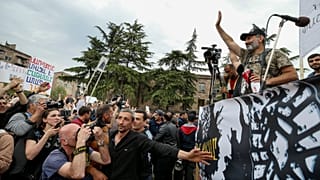 Παραμένουν στους δρόμους οι διαδηλωτές