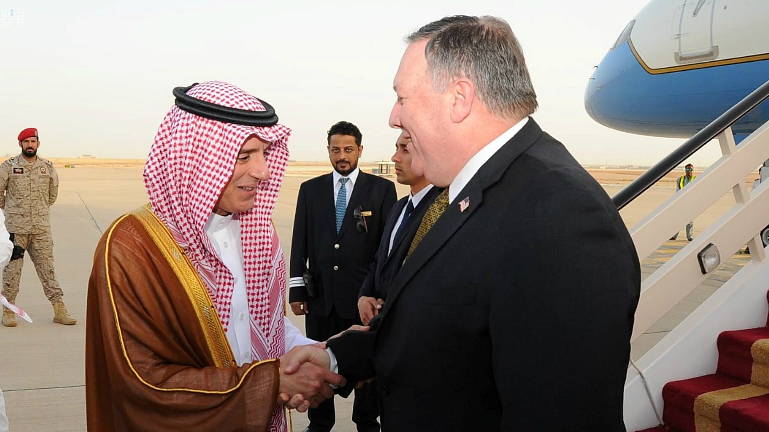 بومبيو ووزير الخارجية السعودي عادل الجبير فور وصول الأول للرياض