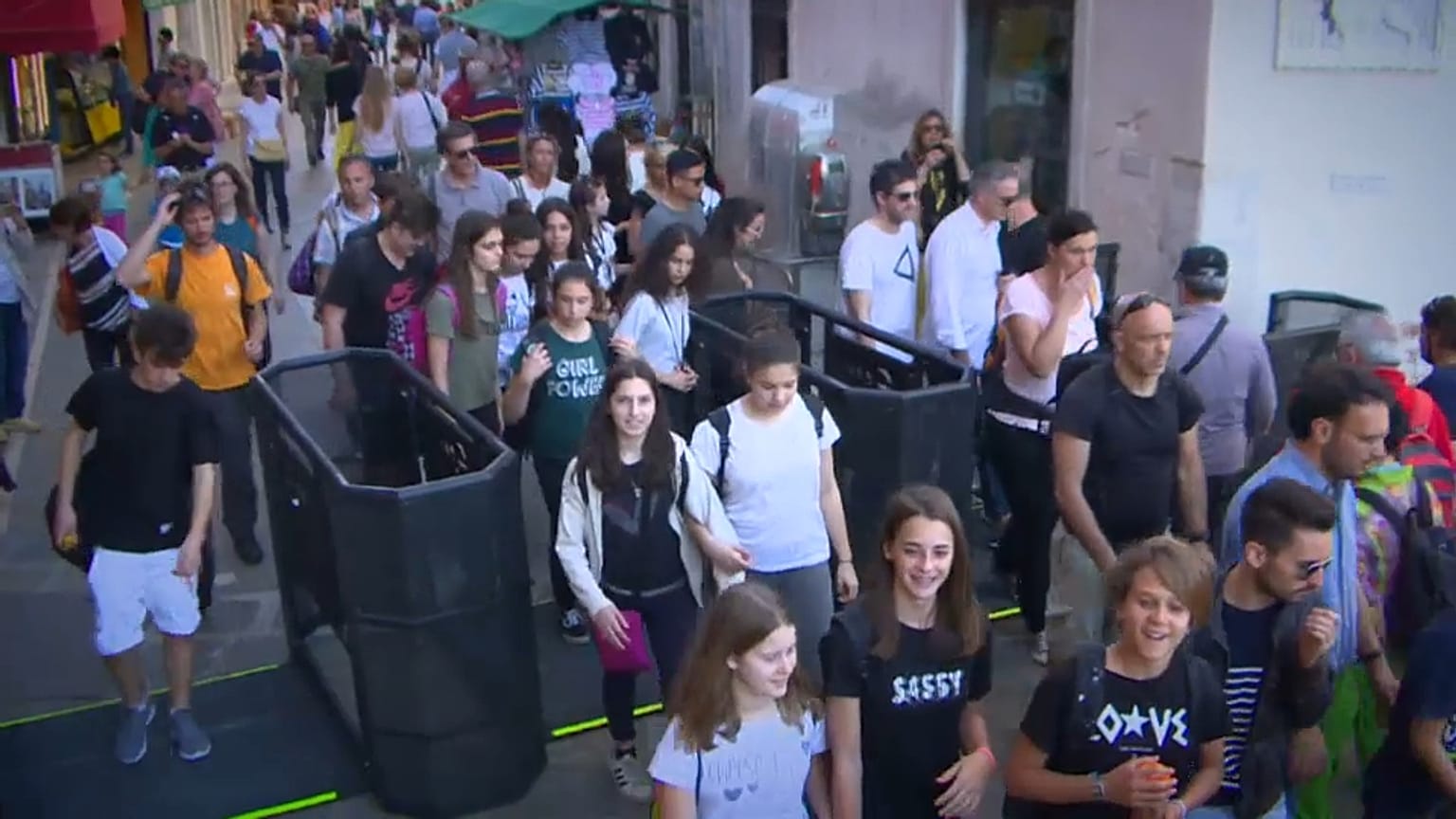 Venecia instala barreras para controlar el turismo