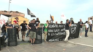 No global rimuovono il tornello per turisti, "Venezia non è un luna park"
