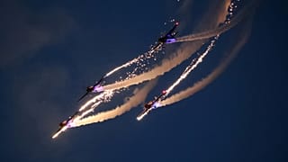 Фигуры высшего пилотажа в небе над Чжэнчжоу