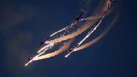 Фигуры высшего пилотажа в небе над Чжэнчжоу