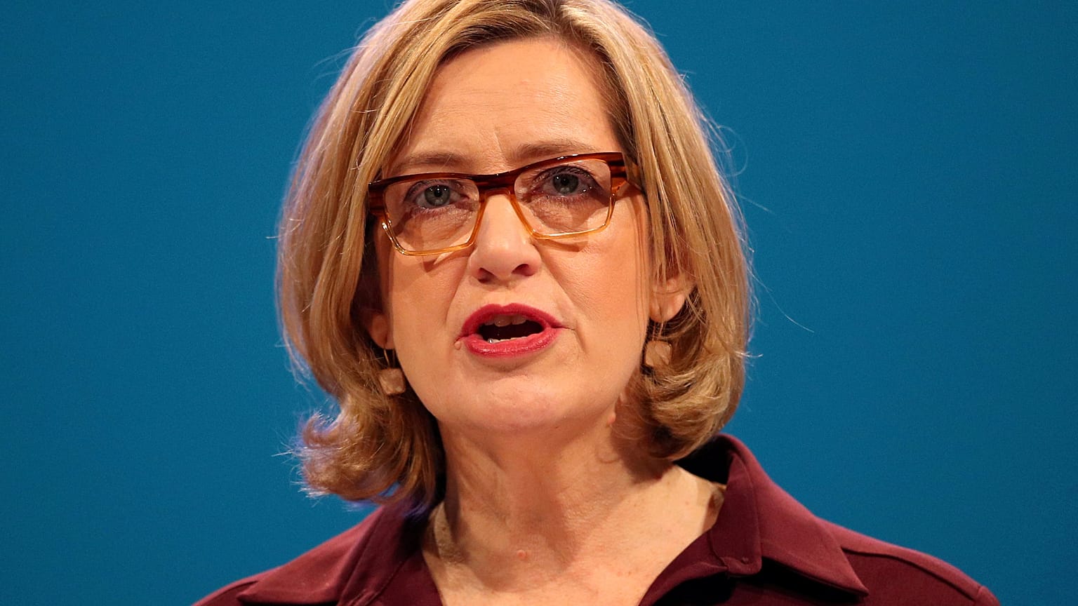 Dimite la ministra británica del Interior por las cuotas de inmigrantes