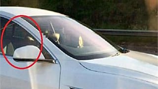 Robotpilótára váltott a sofőr, eltiltották a vezetéstől