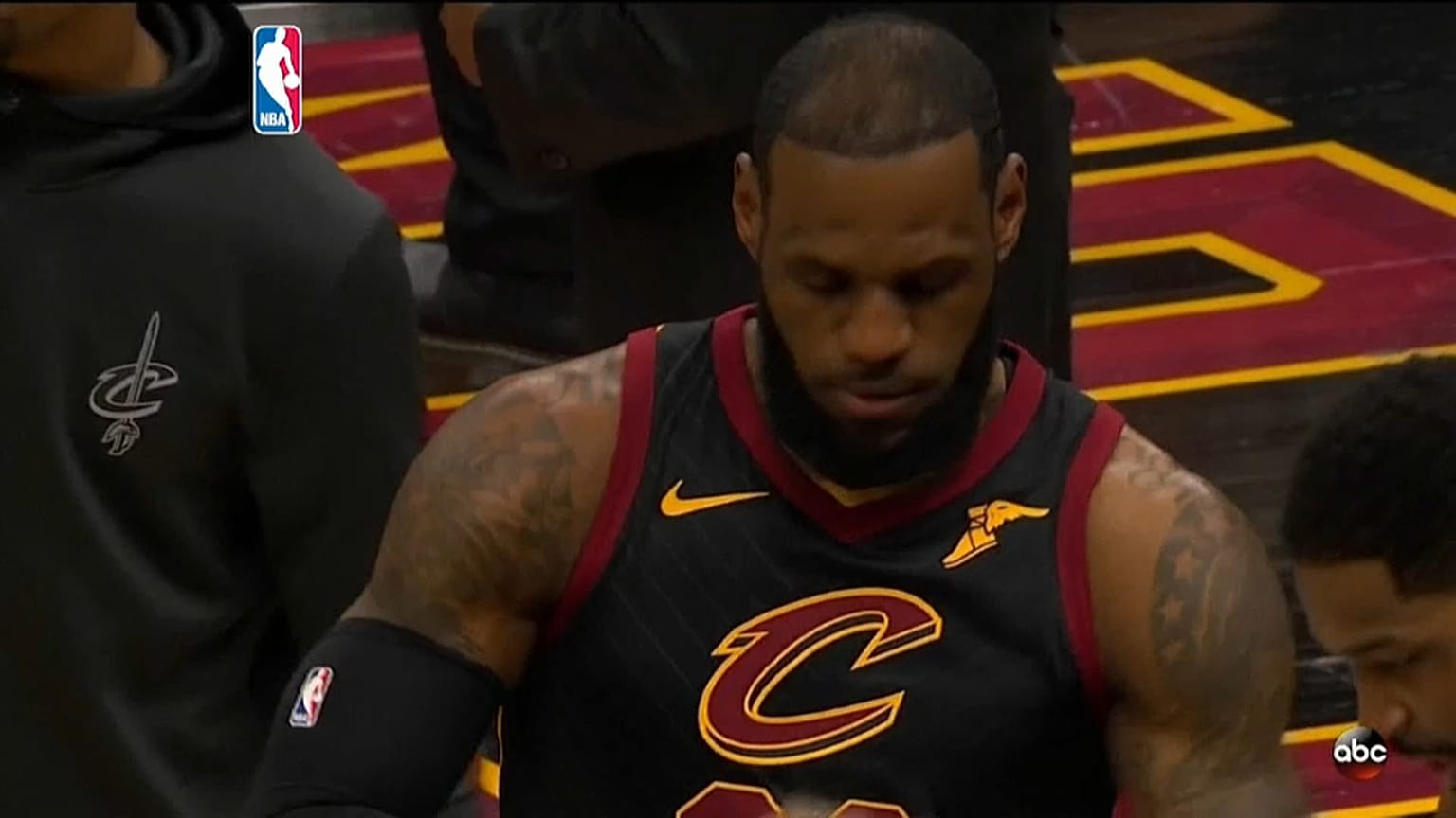 James lleva a los Cavaliers a las semifinales de conferencia
