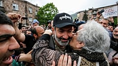 Nikol Pashinjan wird von einer Bürgerin begrüßt. 