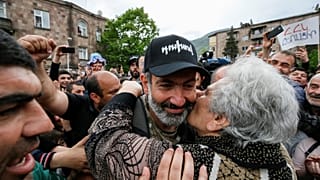 Nikol Pashinjan wird von einer Bürgerin begrüßt. 