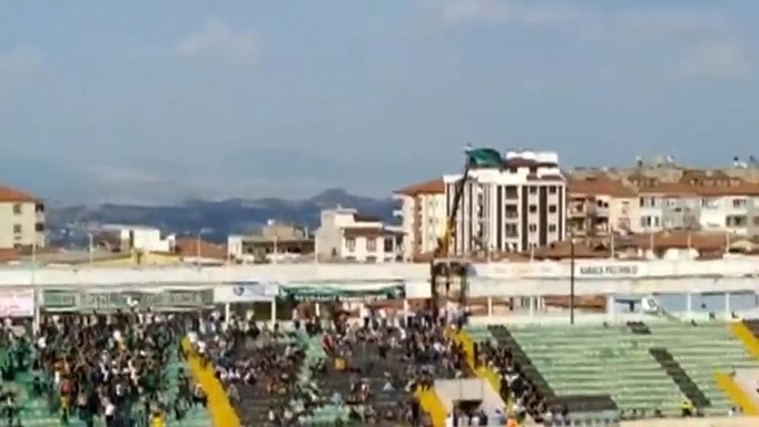 Nach Stadionverbot: Türkischer Fußballfan verfolgt Spiel vom Kran aus