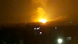 شاهد: قصف مواقع تابعة للنظام السوري وميليشيات إيرانية في حلب وحماة