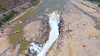 Водопад оккупировали туристы 