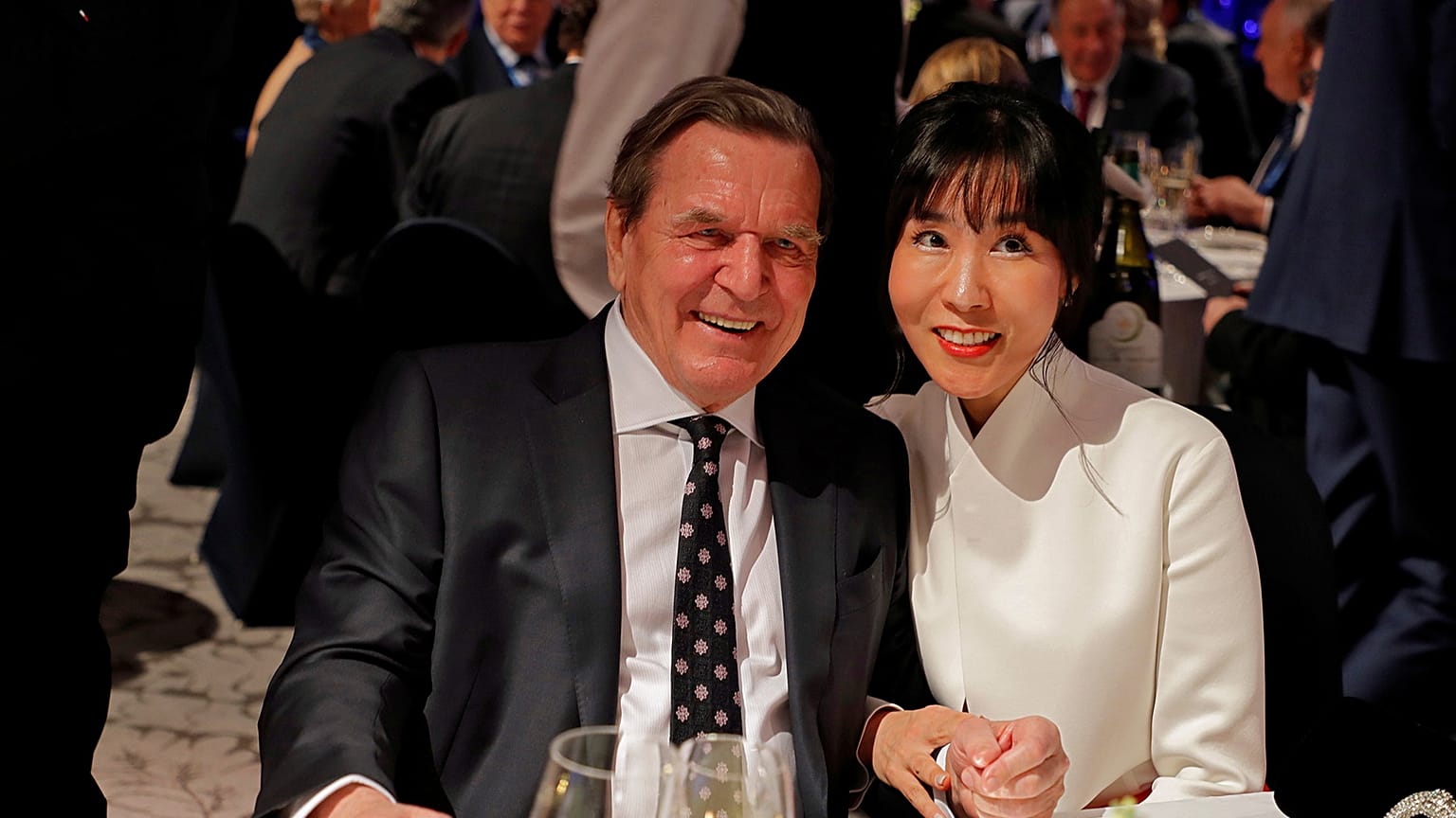 Gerhard Schröder wegen "Affäre" mit südkoreanischer Verlobten verklagt