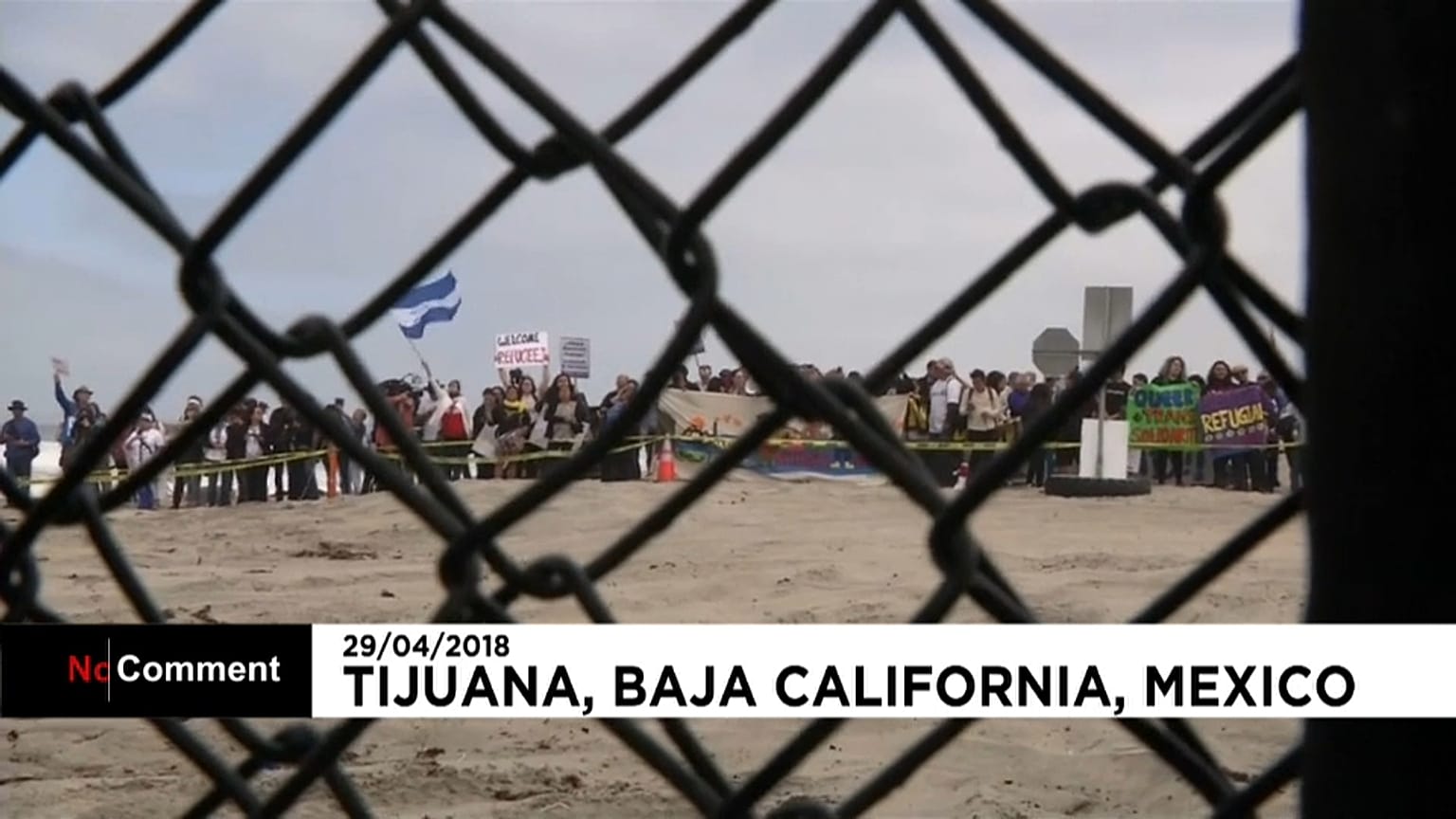 Centenas de migrantes à espera de entrar nos Estados Unidos